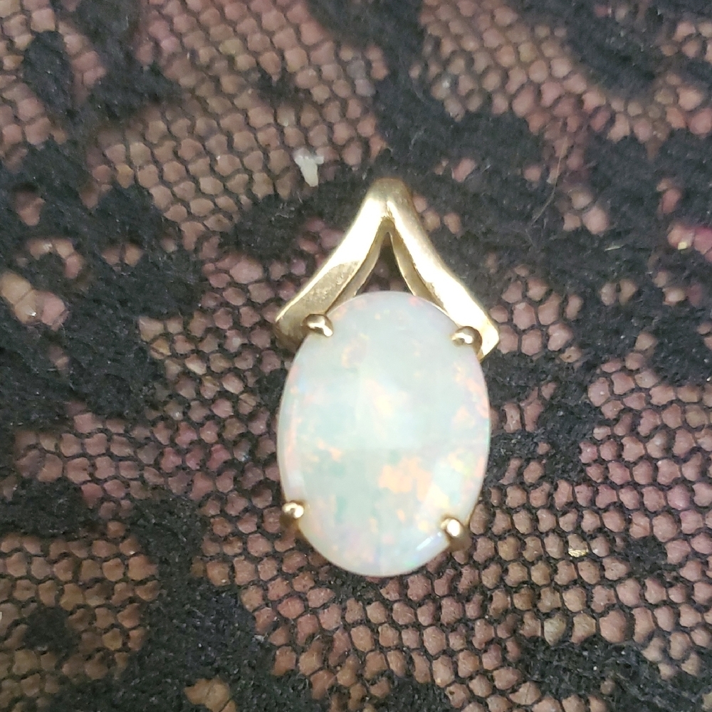 Elegant Gold and Opal Pendant DW986